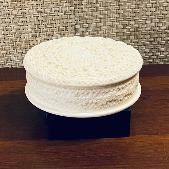 🌟2xHP🌟VTG 1970s Ceramic Lace Lidded Powder Jar - Picture 3 of 7